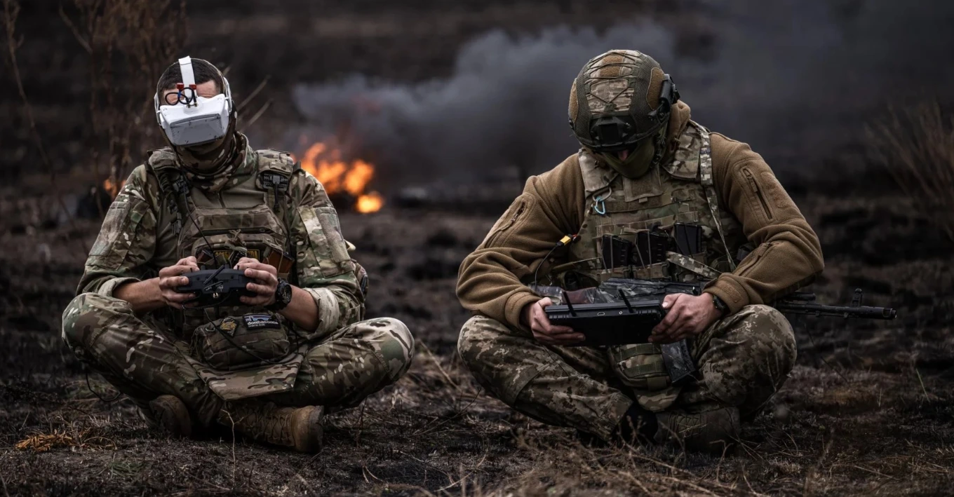L’Ucraina sviluppa droni kamikaze sempre più piccoli e manovrabili, anche per compensare la carenza di personale. La guerra assume così una dimensione sempre più simile a un videogioco.